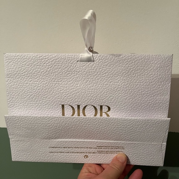 *free with purchase* Dior paper bag - Picture 2 of 3